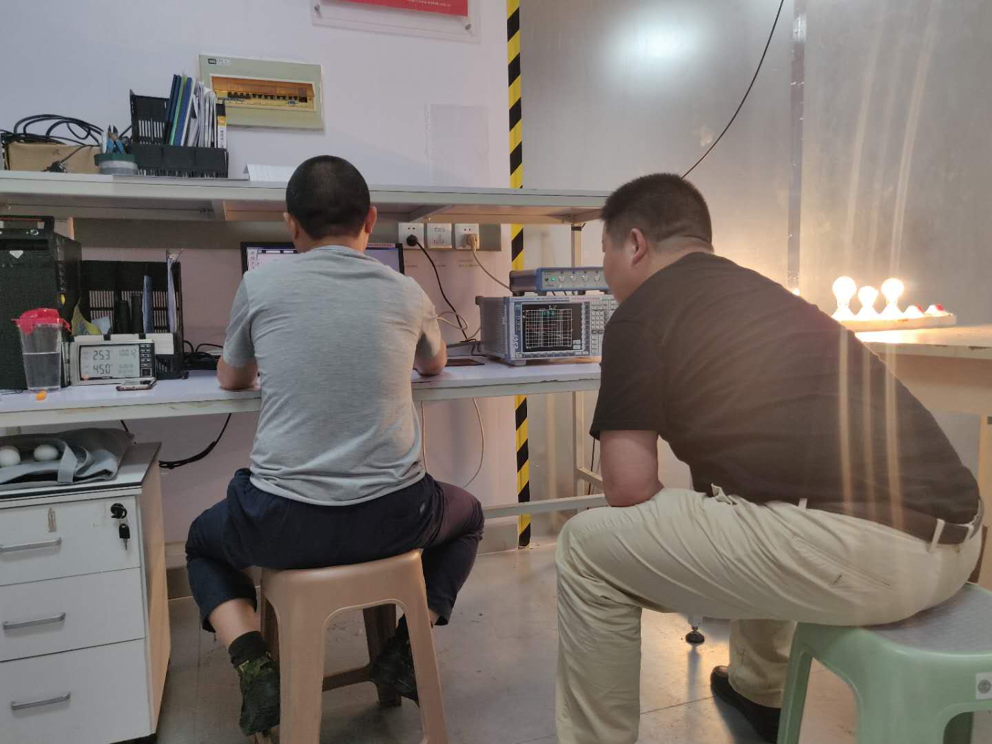 谷景工程師前往安規(guī)實(shí)驗(yàn)室處理客戶電路問(wèn)題 6 蘇州谷景電子有限公司 6