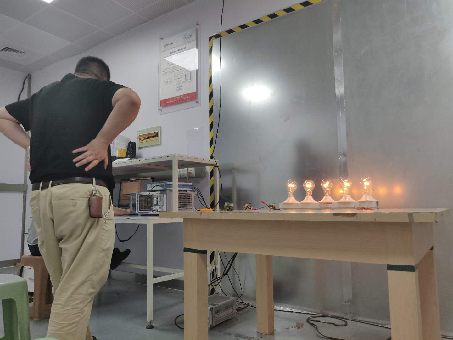 谷景工程師前往安規(guī)實(shí)驗(yàn)室處理客戶電路問(wèn)題 8 蘇州谷景電子有限公司 8